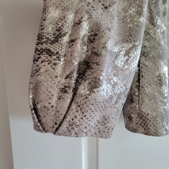 St. John Couture Size 14 Shimmering Genuine Leather ,ful Lined Jacket. - Picture 10 of 10